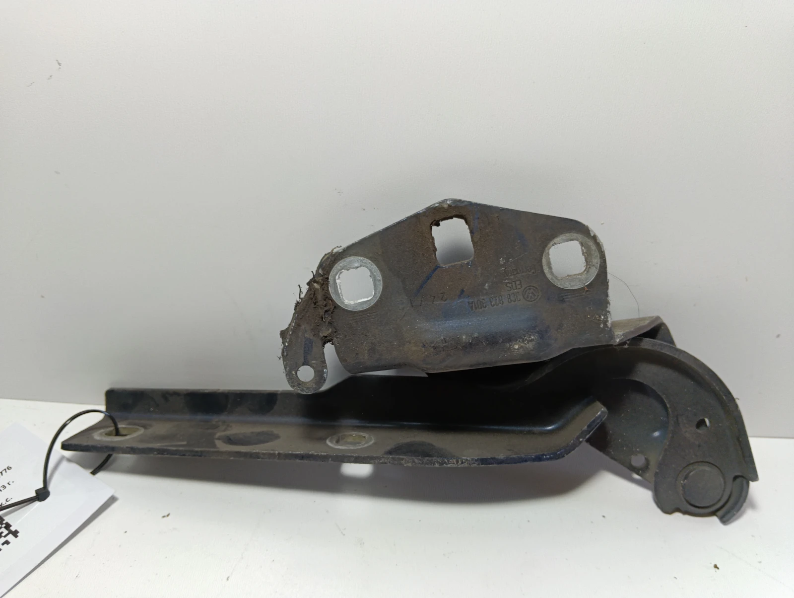 панта преден капак  лява 3C8823301A VW Passat CC