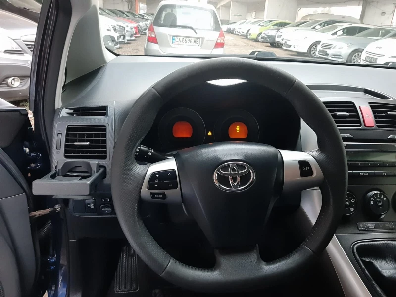 Toyota Auris 1.6 фестлифт  130 кн , снимка 13 - Автомобили и джипове - 48488904