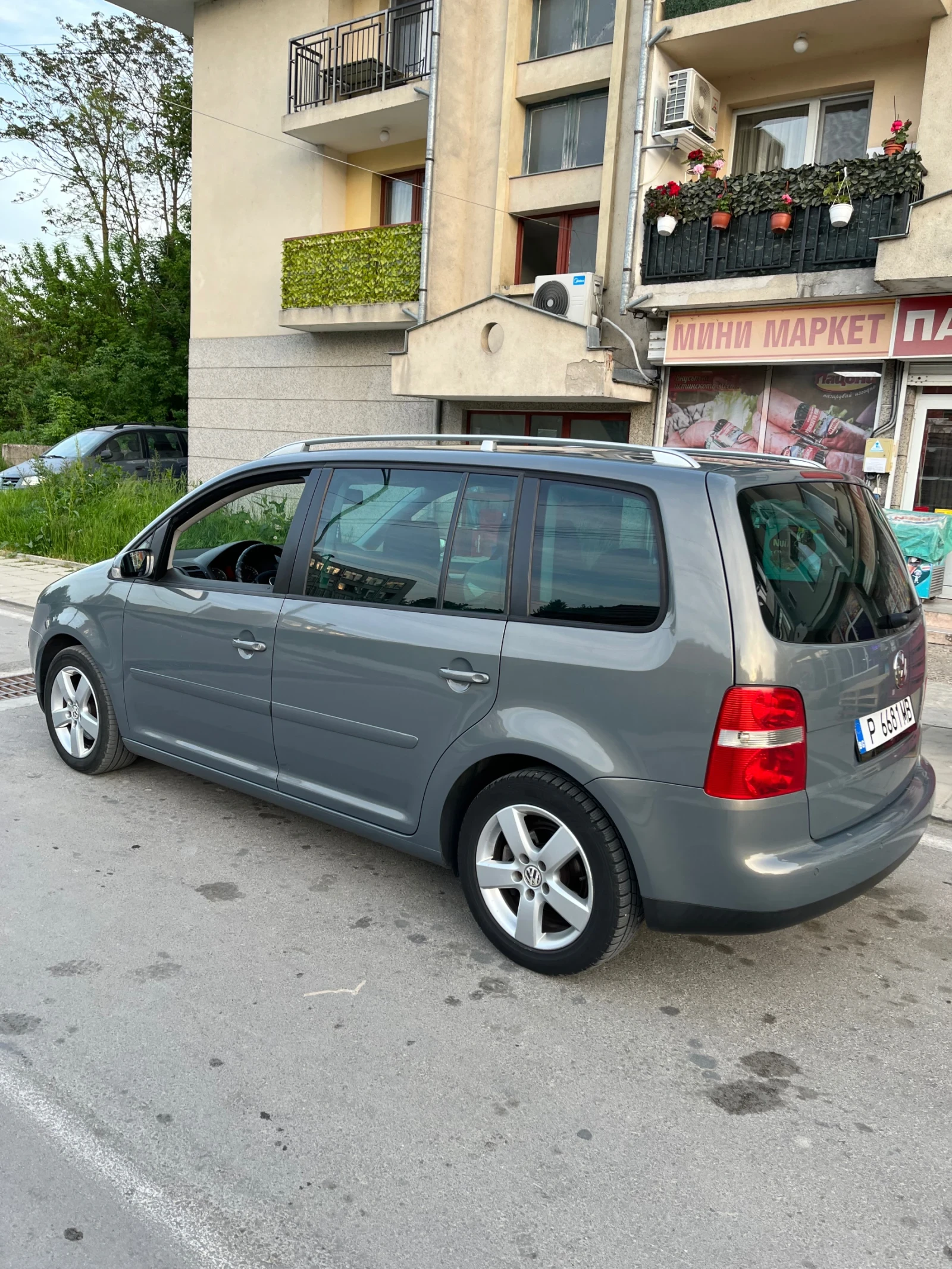 VW Touran 1.9/105 7местен, снимка 2 - Автомобили и джипове - 54756476