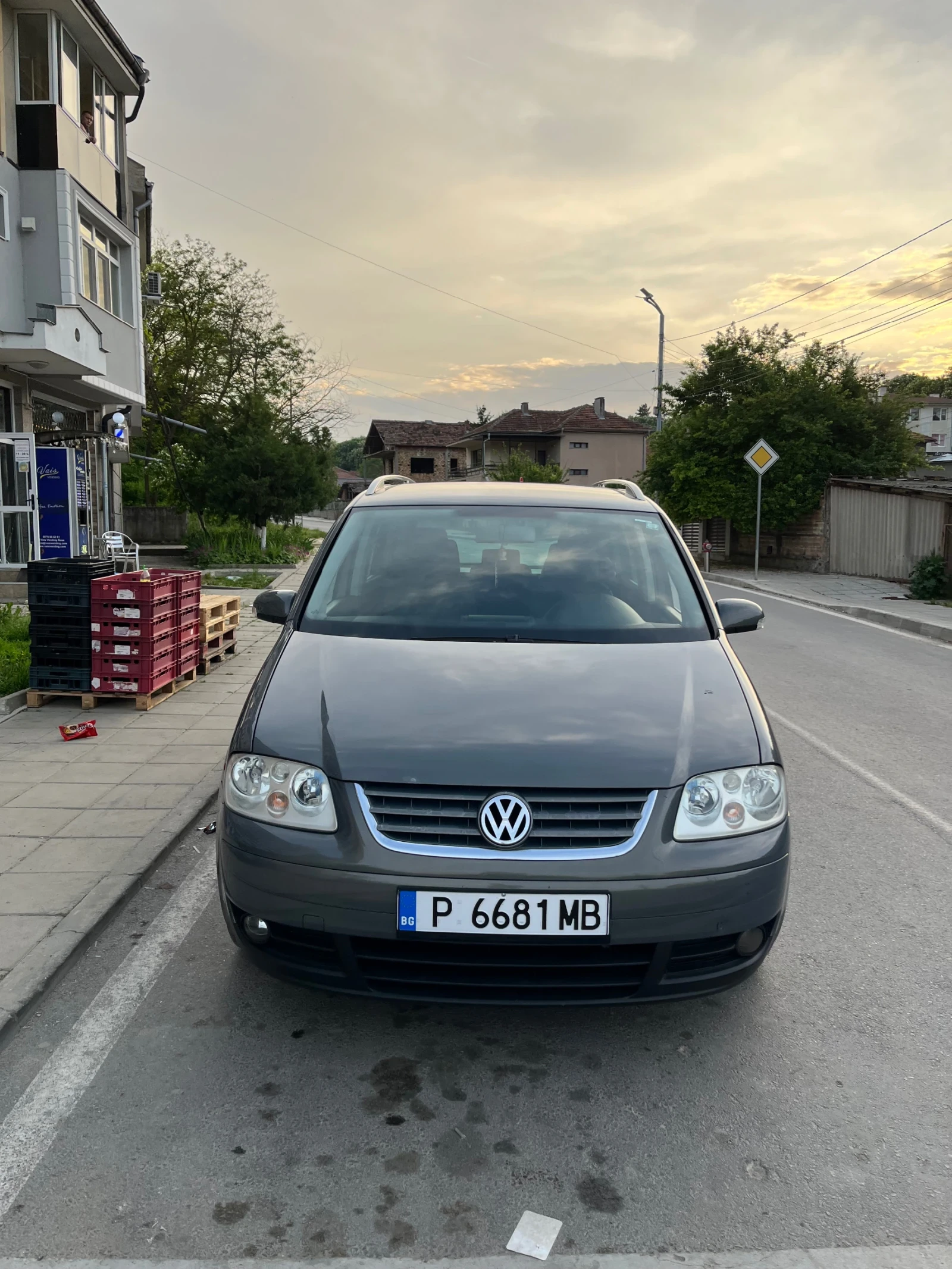 VW Touran 1.9/105 7местен, снимка 4 - Автомобили и джипове - 54756476