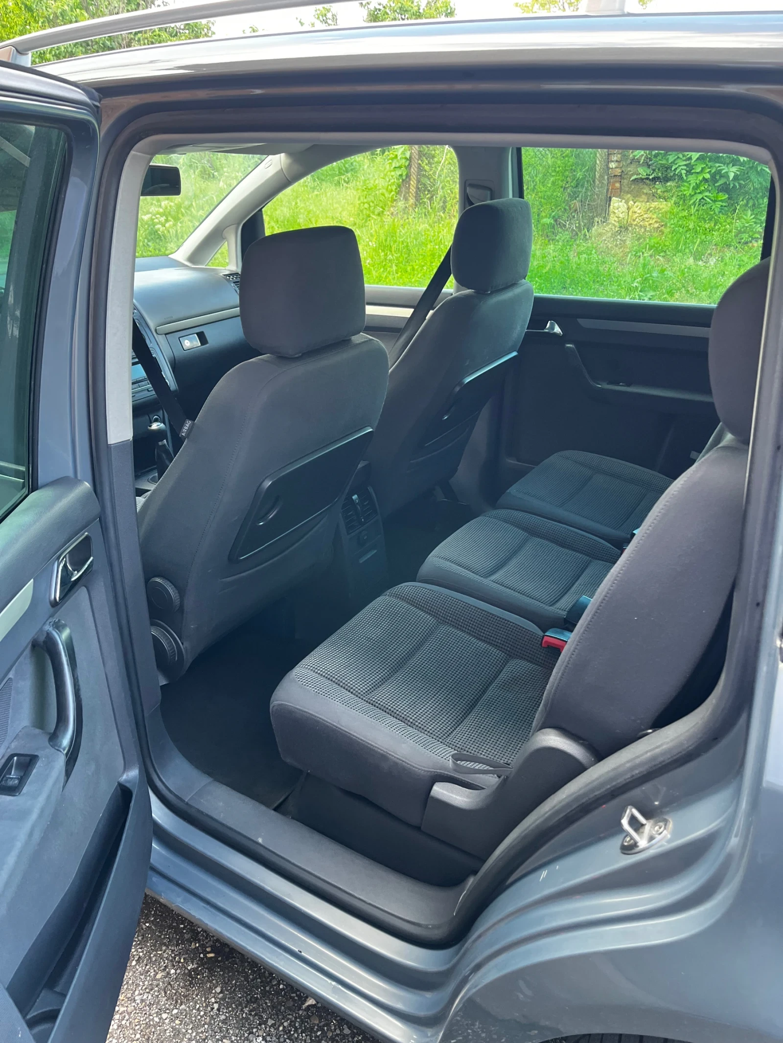 VW Touran 1.9/105 7местен, снимка 14 - Автомобили и джипове - 54756476