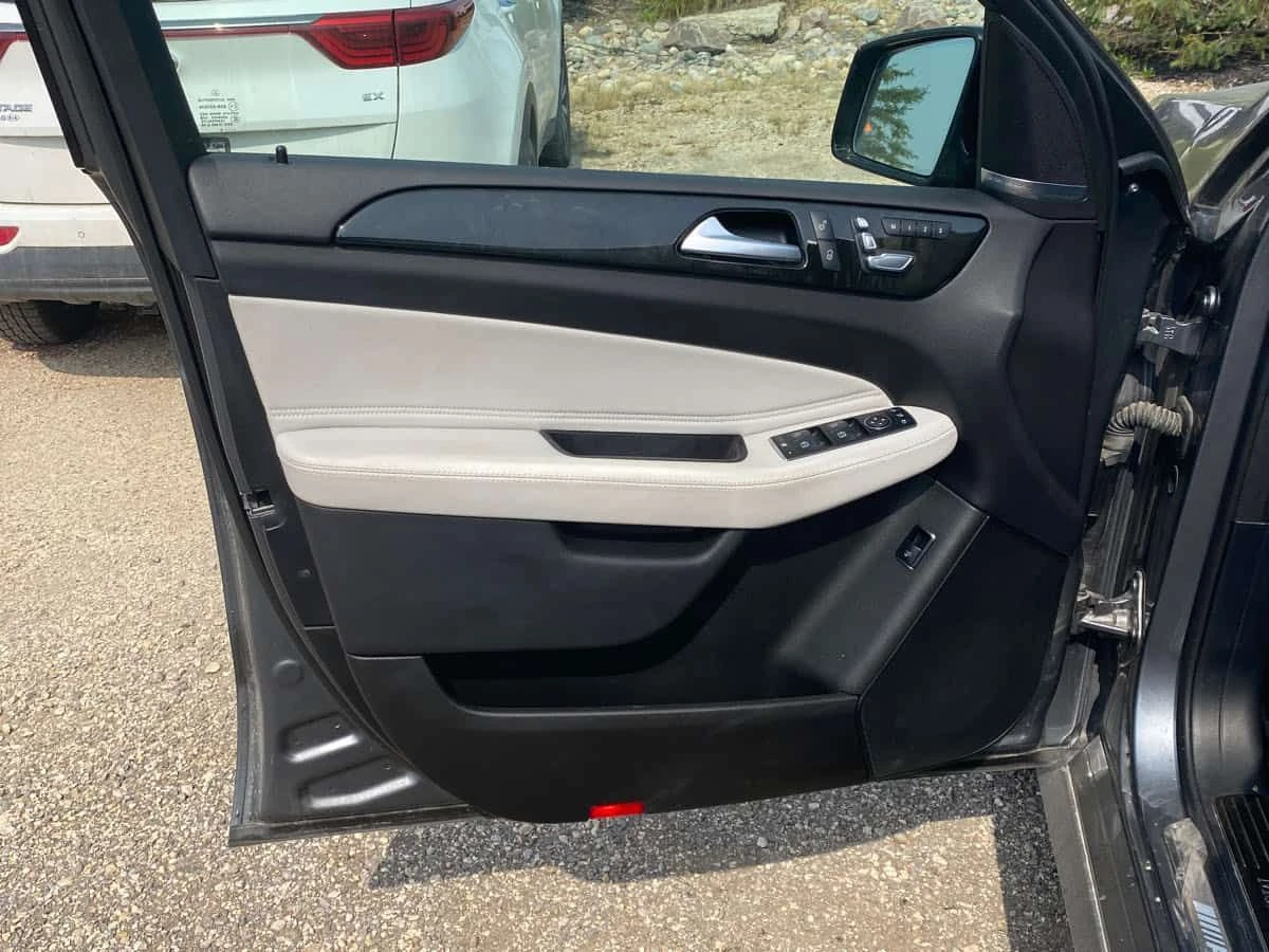 Mercedes-Benz GLC 43 AMG ДИСТРОНИК * PANO * ПОДГРЕВИ * CARFAX, снимка 12 - Автомобили и джипове - 54480176