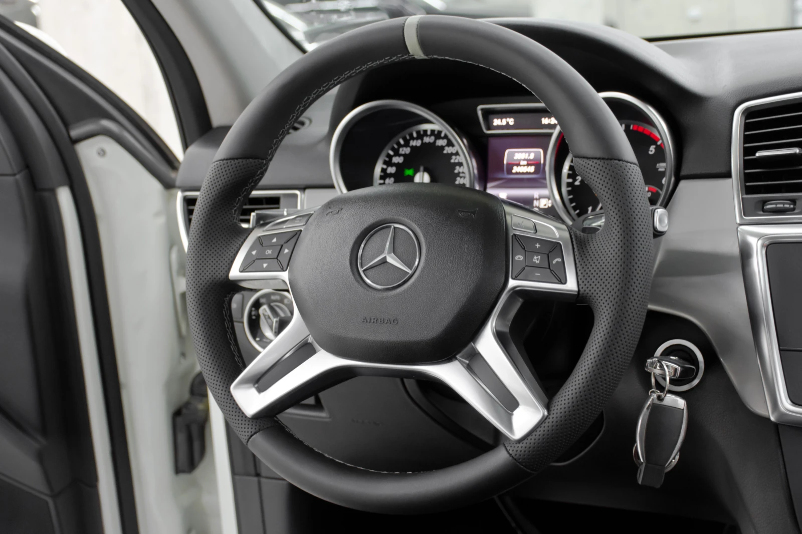 Mercedes-Benz ML 350 d 63 AMG , снимка 10 - Автомобили и джипове - 54886099