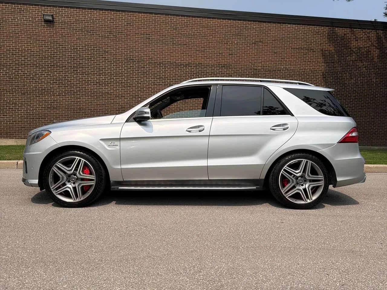 Mercedes-Benz ML 63 AMG * CARFAX * ОПЦИЯ ЗА ФИНАНСИРАНЕ , снимка 2 - Автомобили и джипове - 55335315