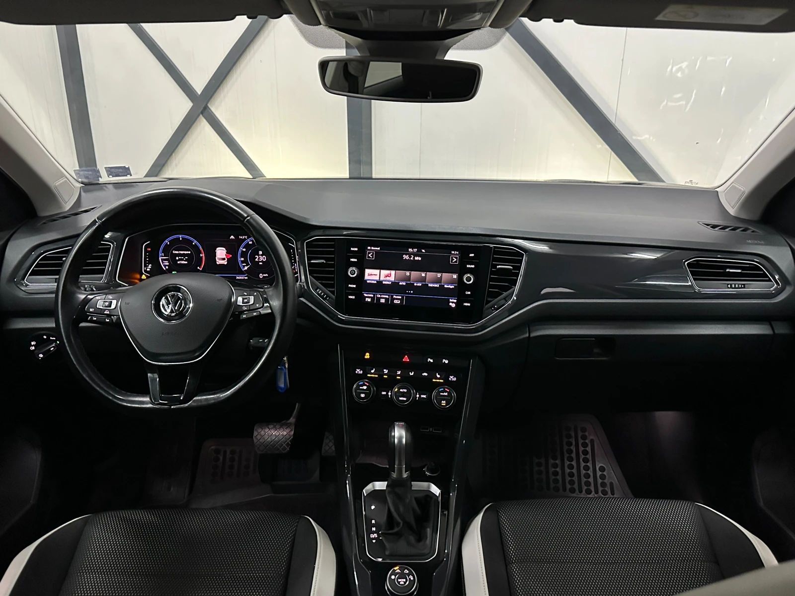 VW T-Roc ПОДГРЕВ* САМОПАРКИРАНЕ* КАМЕРА, снимка 11 - Автомобили и джипове - 49319342