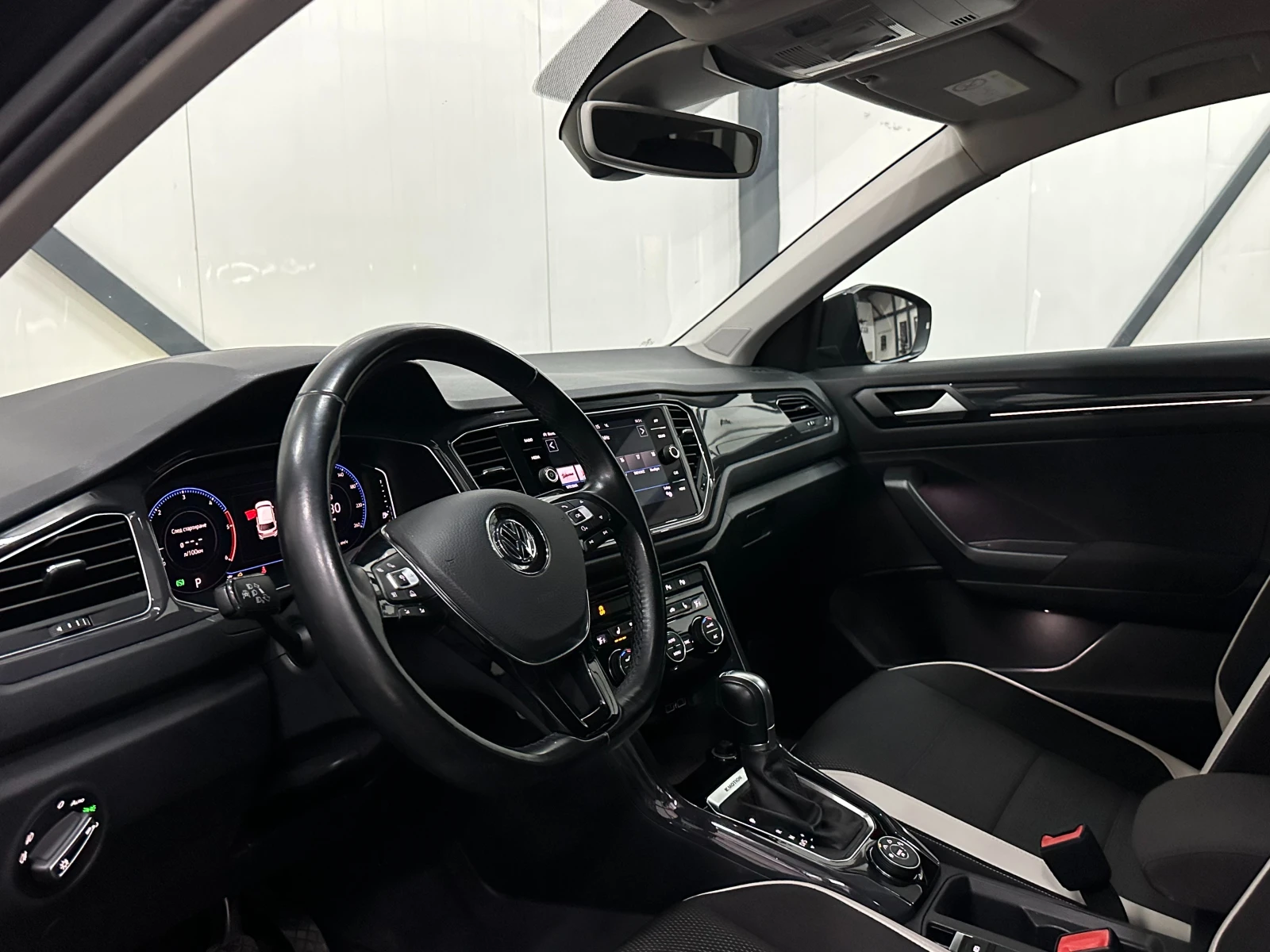 VW T-Roc ПОДГРЕВ* САМОПАРКИРАНЕ* КАМЕРА, снимка 9 - Автомобили и джипове - 49319342