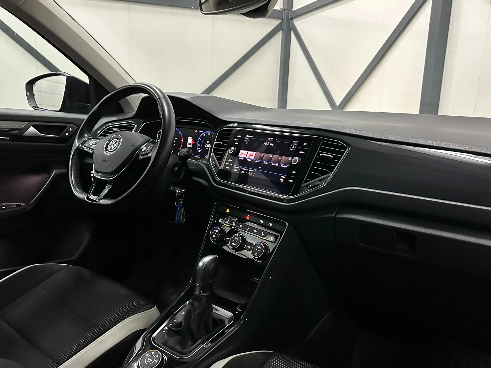 VW T-Roc ПОДГРЕВ* САМОПАРКИРАНЕ* КАМЕРА, снимка 10 - Автомобили и джипове - 49319342