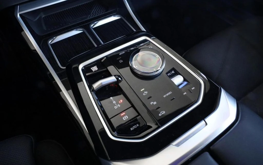 BMW 740 xDrive M-SPort - изображение 9