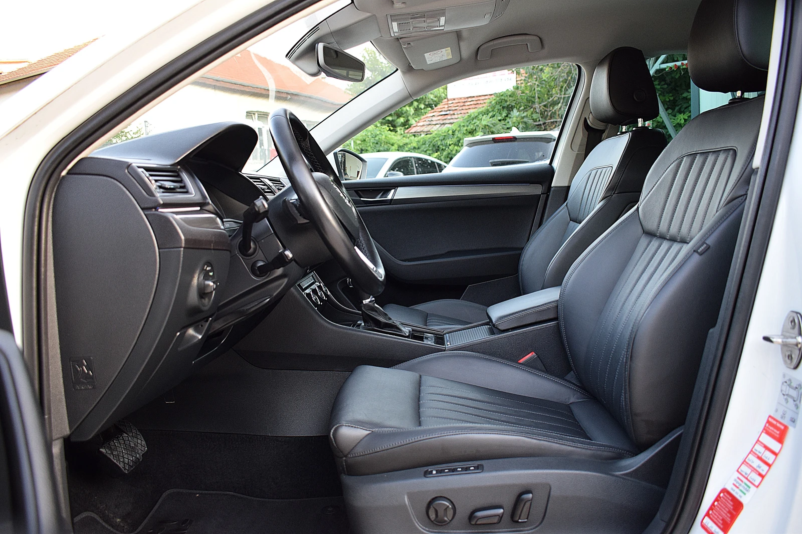 Skoda Superb 2.0ШВЕЙЦАРИЯ-ДИСТРОНИК/КОЖА/НАВИ/LANE ASSIST/4x4, снимка 4 - Автомобили и джипове - 55306313