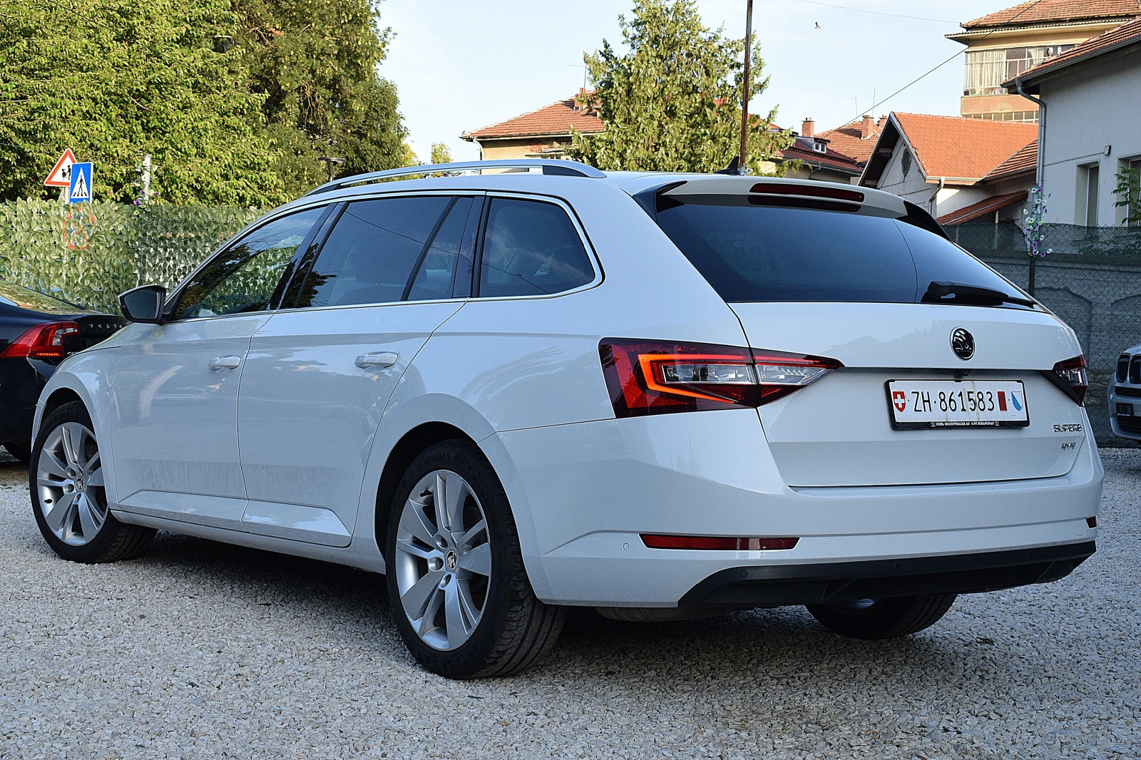 Skoda Superb 2.0ШВЕЙЦАРИЯ-ДИСТРОНИК/КОЖА/НАВИ/LANE ASSIST/4x4, снимка 8 - Автомобили и джипове - 55306313
