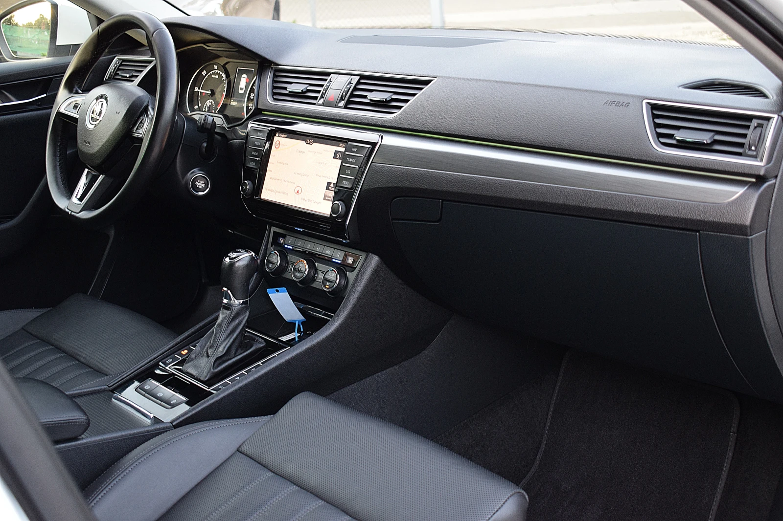 Skoda Superb 2.0ШВЕЙЦАРИЯ-ДИСТРОНИК/КОЖА/НАВИ/LANE ASSIST/4x4, снимка 9 - Автомобили и джипове - 55306313