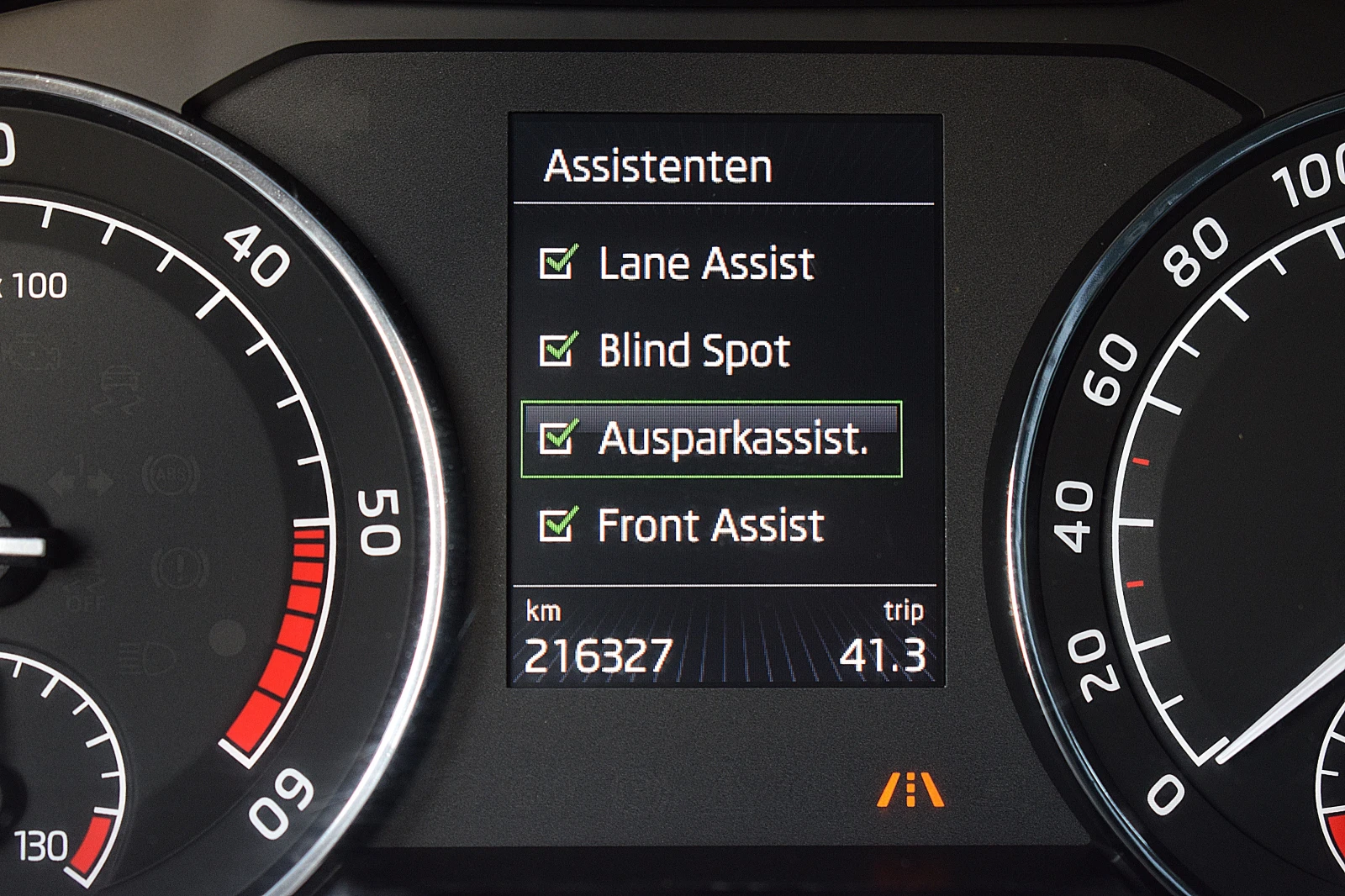 Skoda Superb 2.0ШВЕЙЦАРИЯ-ДИСТРОНИК/КОЖА/НАВИ/LANE ASSIST/4x4, снимка 17 - Автомобили и джипове - 55306313