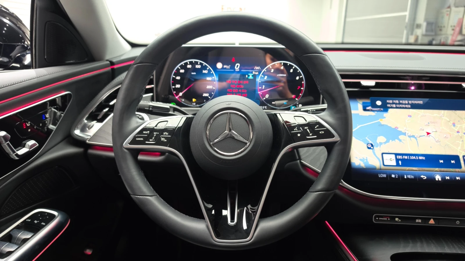 Mercedes-Benz E 200 ОБДУХВАНЕ/ПАНОРАМА/ДИСТРОНИК/360 КАМЕРИ, снимка 8 - Автомобили и джипове - 55404446