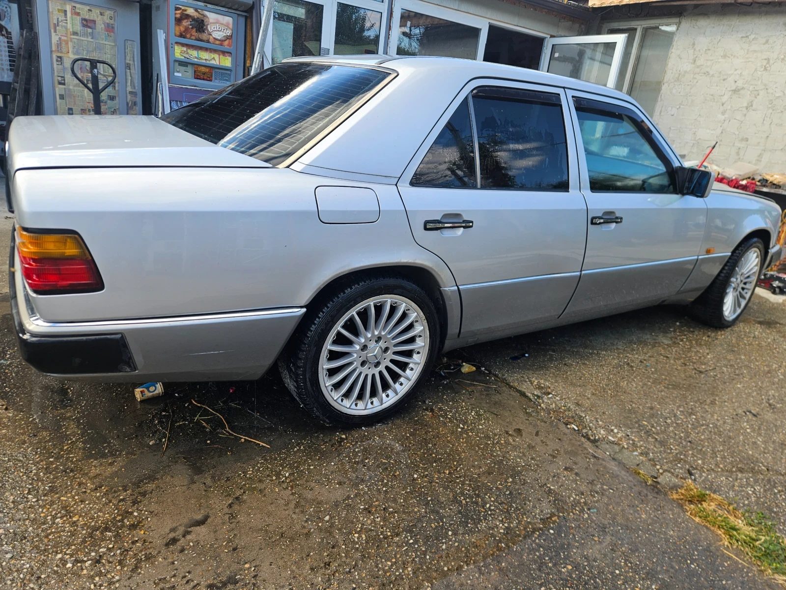 Mercedes-Benz 124 200 E, снимка 3 - Автомобили и джипове - 56294554