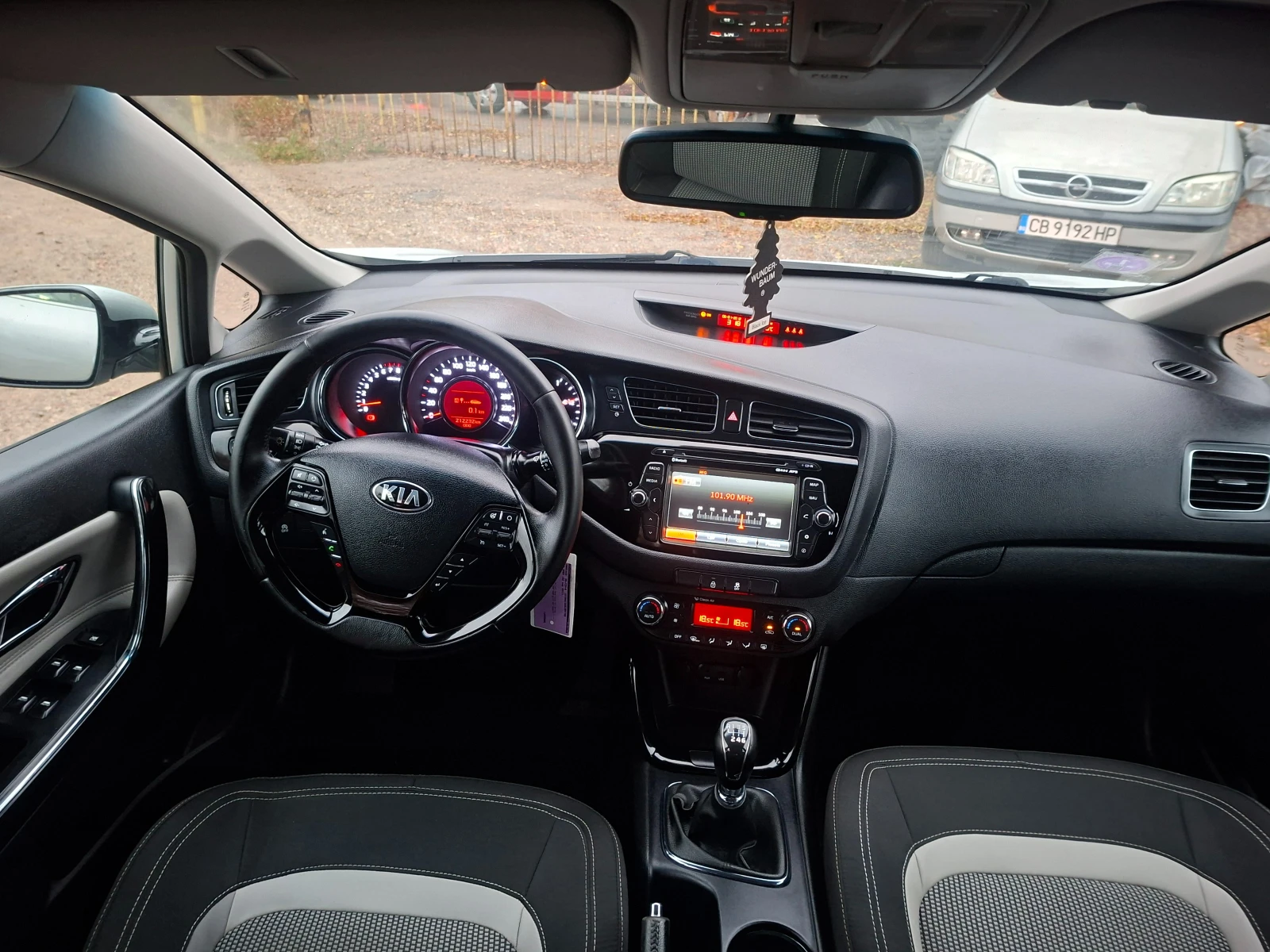 Kia Ceed 1, 6 BENZIN 135 кс. ТОП, снимка 9 - Автомобили и джипове - 56665184
