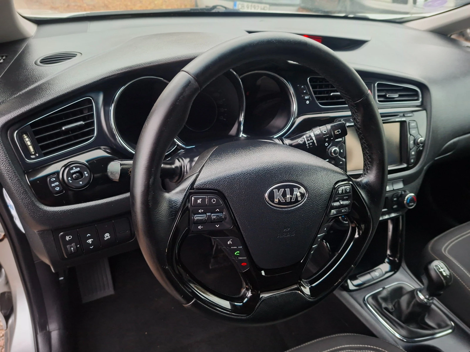 Kia Ceed 1, 6 BENZIN 135 кс. ТОП, снимка 10 - Автомобили и джипове - 56665184