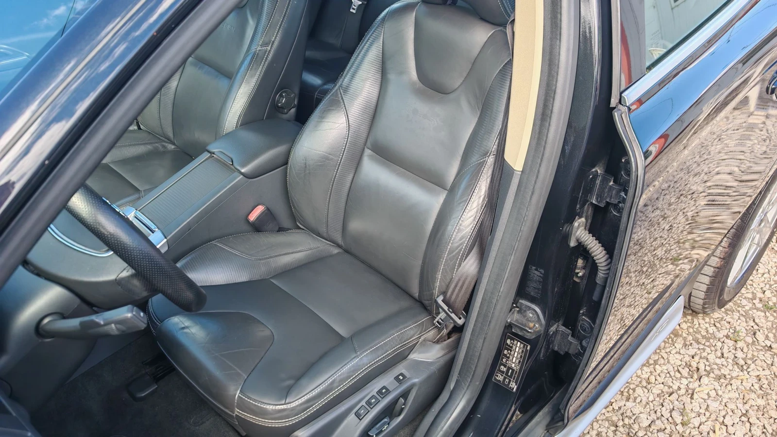 Volvo XC60 2.4 D5-215k.R-DESIGN, 4х4, СЕРВИЗНА КНИЖКА , снимка 8 - Автомобили и джипове - 56180937