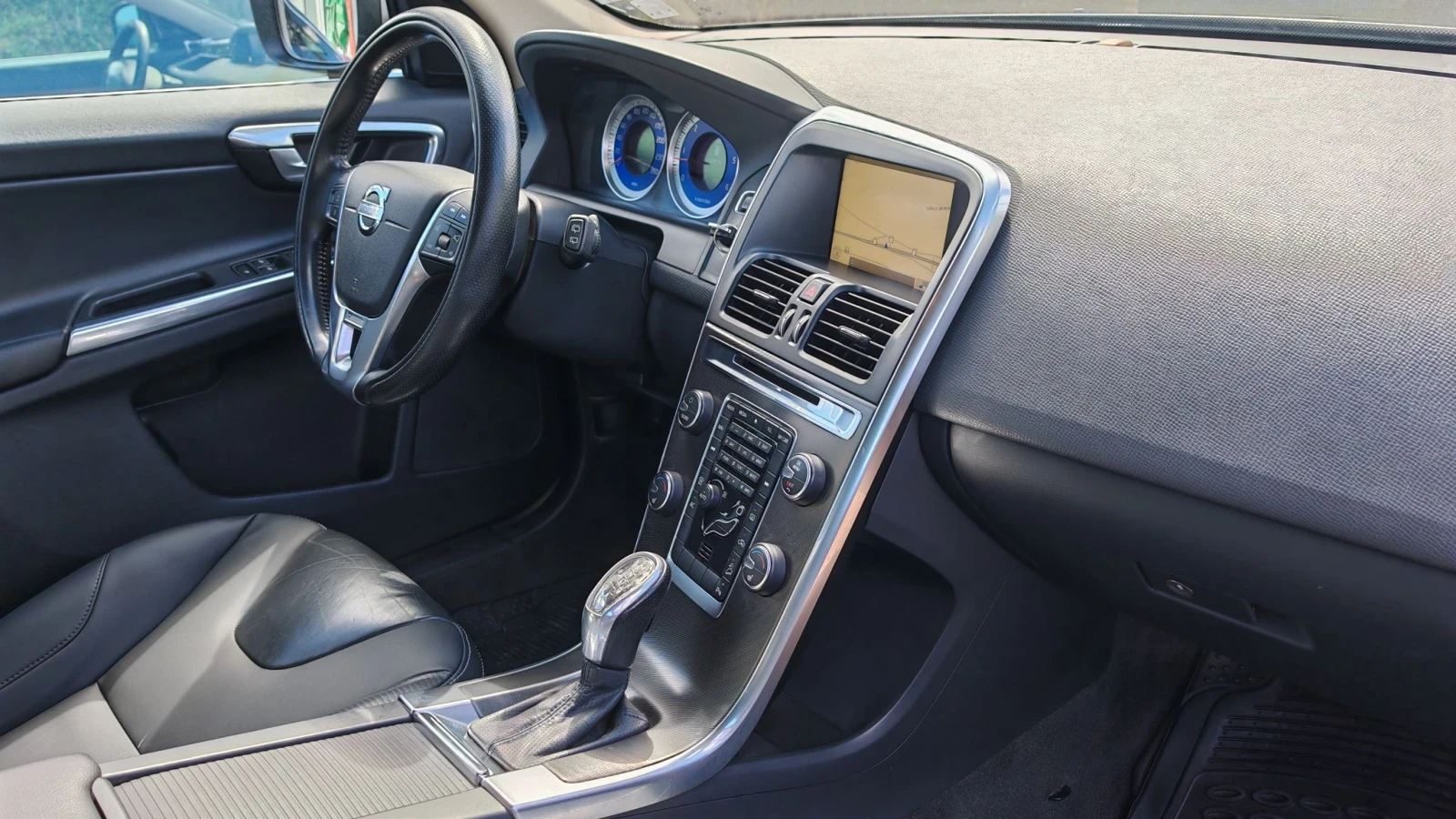 Volvo XC60 2.4 D5-215k.R-DESIGN, 4х4, СЕРВИЗНА КНИЖКА , снимка 13 - Автомобили и джипове - 56180937