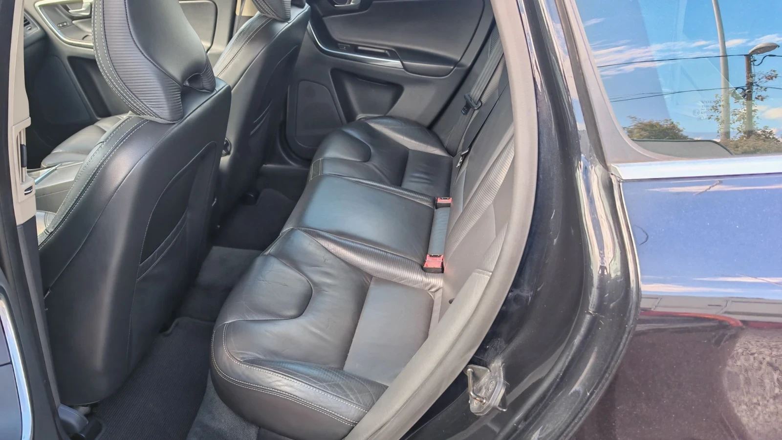Volvo XC60 2.4 D5-215k.R-DESIGN, 4х4, СЕРВИЗНА КНИЖКА , снимка 7 - Автомобили и джипове - 56180937