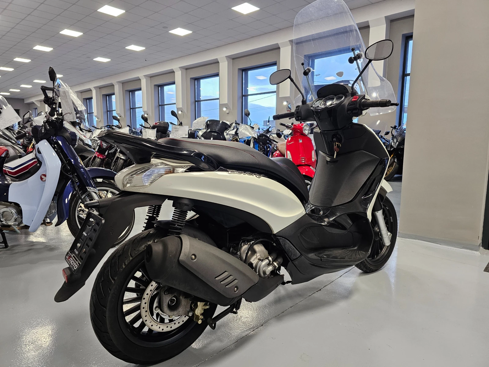Piaggio Beverly 300ie, 2016г., снимка 3 - Мотоциклети и мототехника - 55537695