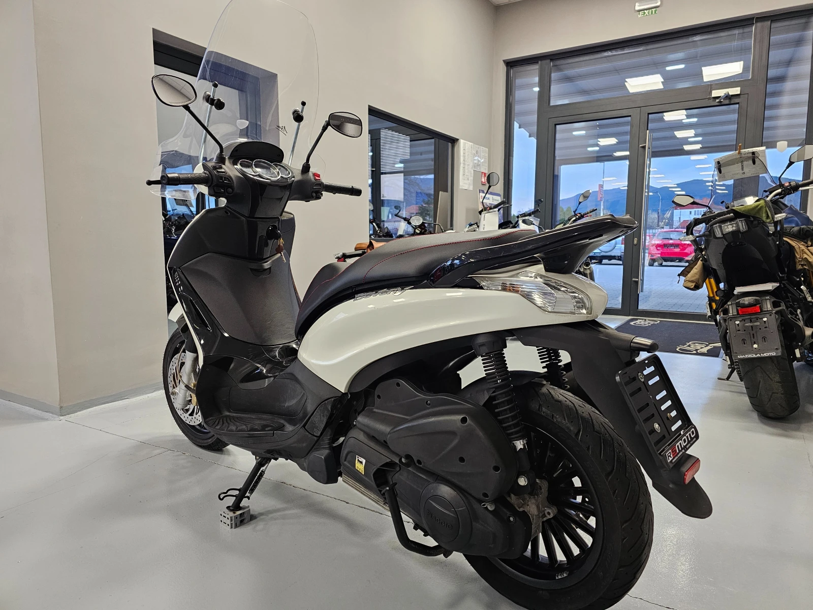 Piaggio Beverly 300ie, 2016г., снимка 4 - Мотоциклети и мототехника - 55537695