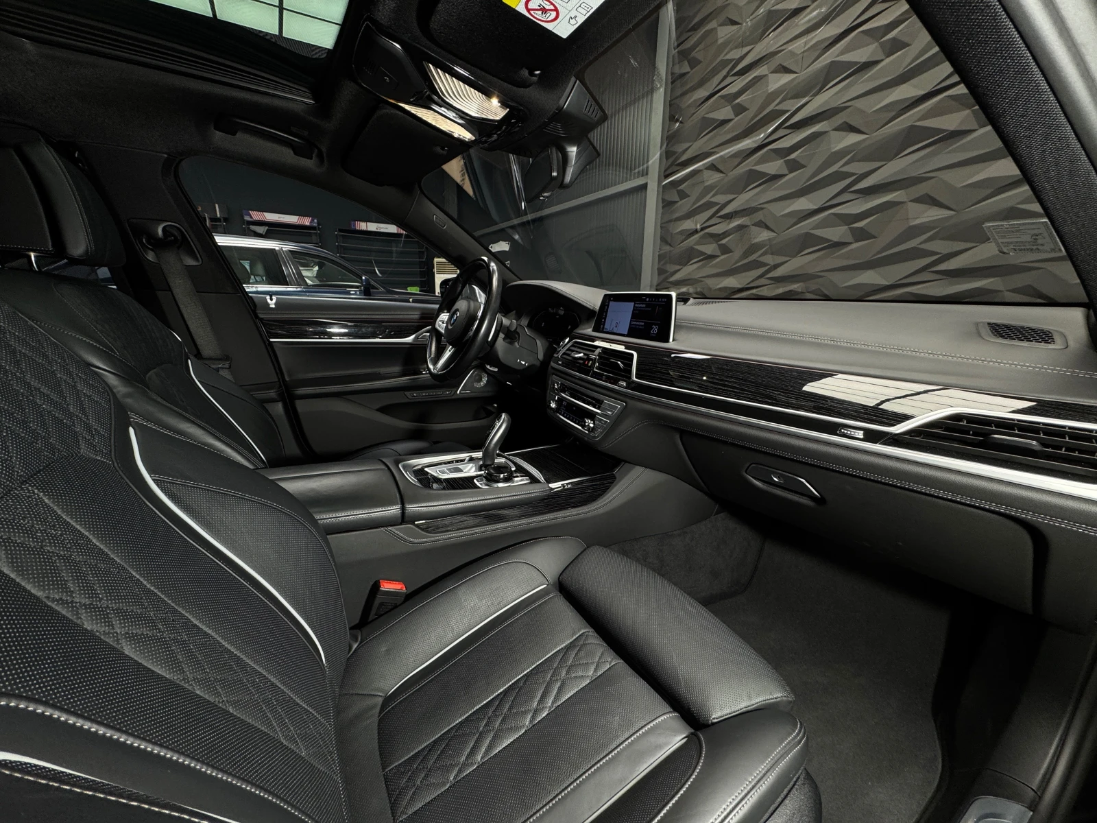 BMW 750 i xDrive M-sportpack 3d B&W* 360* Pano* 3xTV, снимка 7 - Автомобили и джипове - 55895966