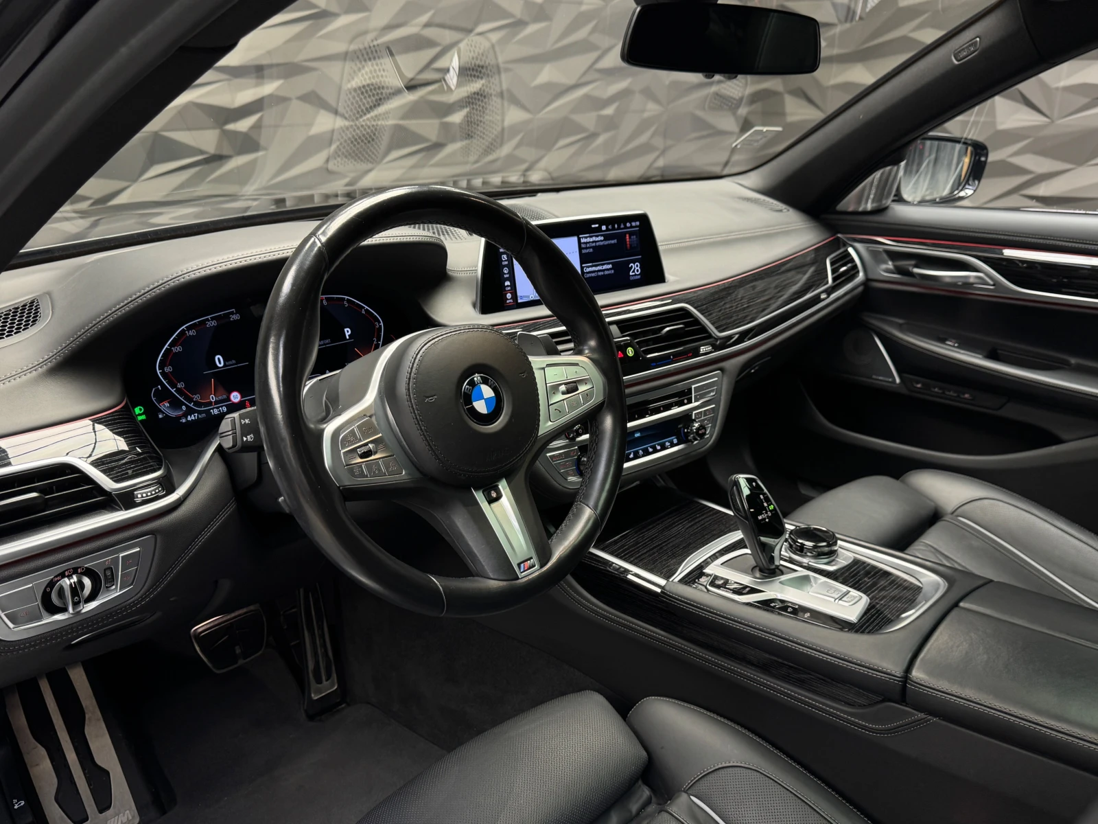 BMW 750 i xDrive M-sportpack 3d B&W* 360* Pano* 3xTV, снимка 9 - Автомобили и джипове - 55895966