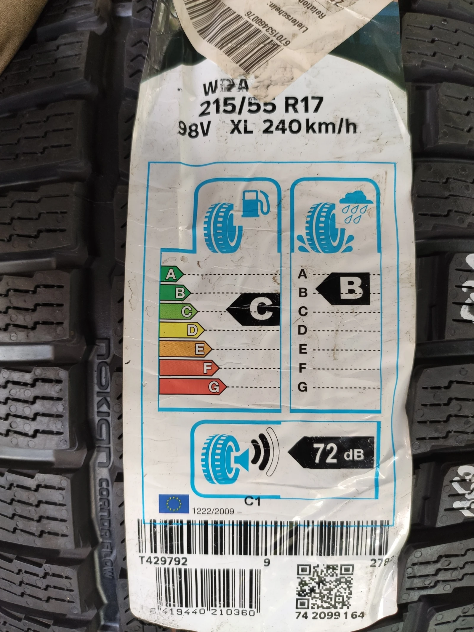 Гуми Зимни 215/55R17, снимка 3 - Гуми и джанти - 54807085