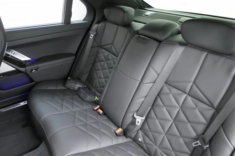 BMW 740 xDRIVE/300HP/M-SPORT/SKY-LOUNGE/B&W/S.CLOSE/968f, снимка 8 - Автомобили и джипове - 52711163