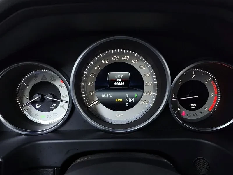 Mercedes-Benz E 220 Avantgarde Sport, снимка 8 - Автомобили и джипове - 54148345