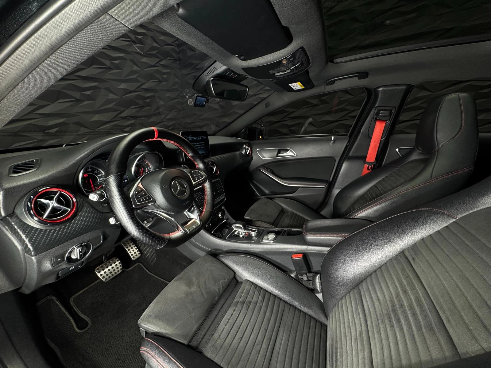 Mercedes-Benz A45 AMG Carbon* Camera* Pano* Navi - изображение 7