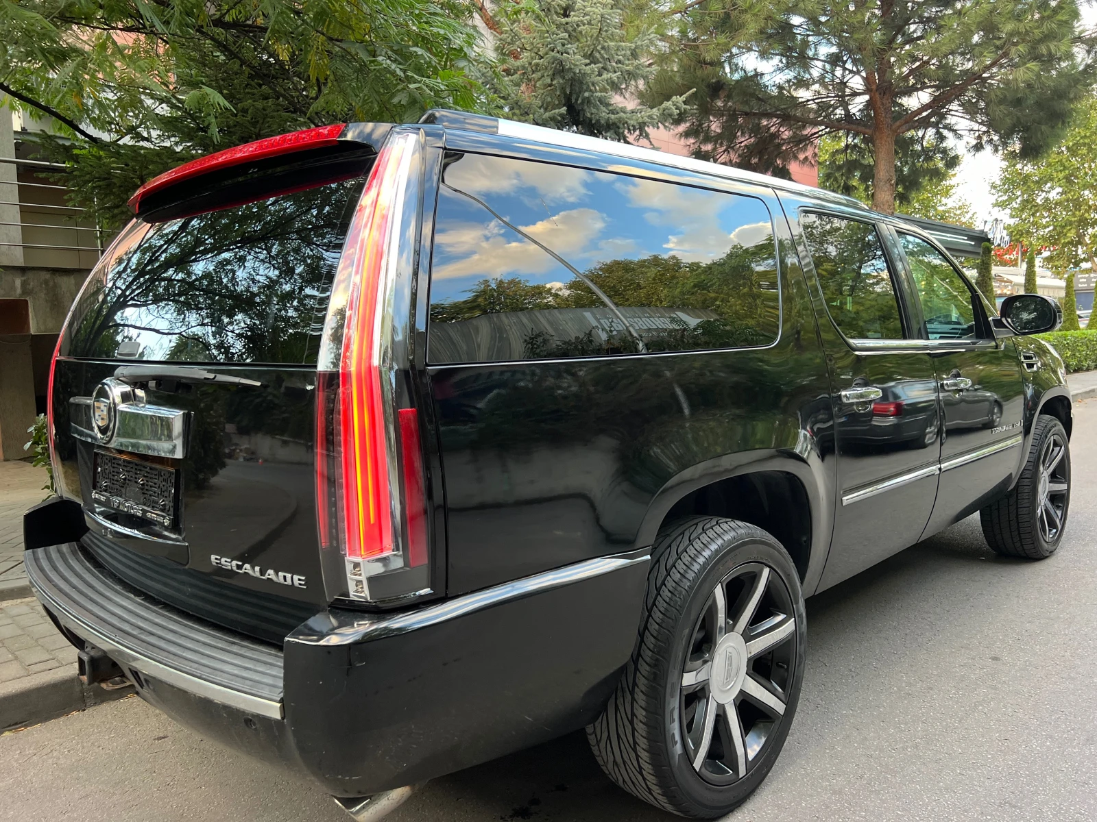 Cadillac Escalade 6.2i PREMIUM/FACELIFT/LCD/PODGREV/KOJA/FULL/UNIKAT - изображение 7