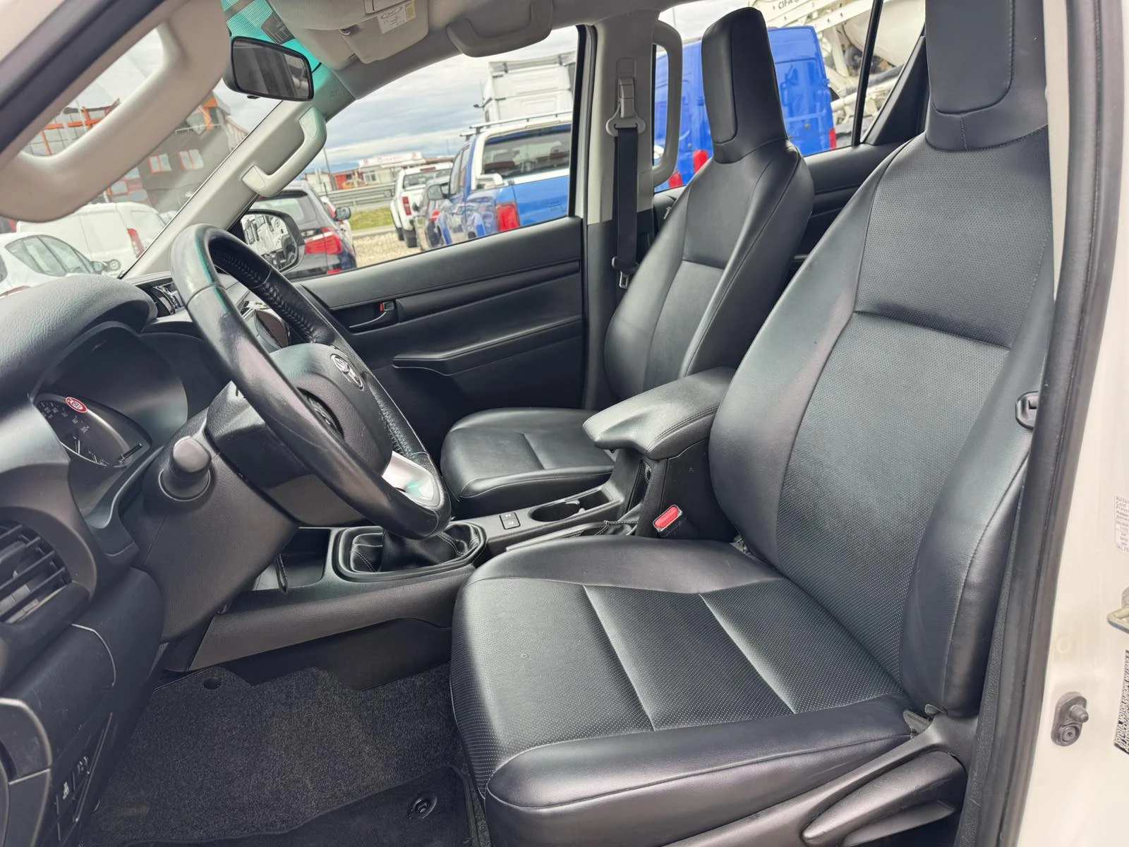 Toyota Hilux 2.4D 4X4 72 000 KM, снимка 9 - Автомобили и джипове - 54589073