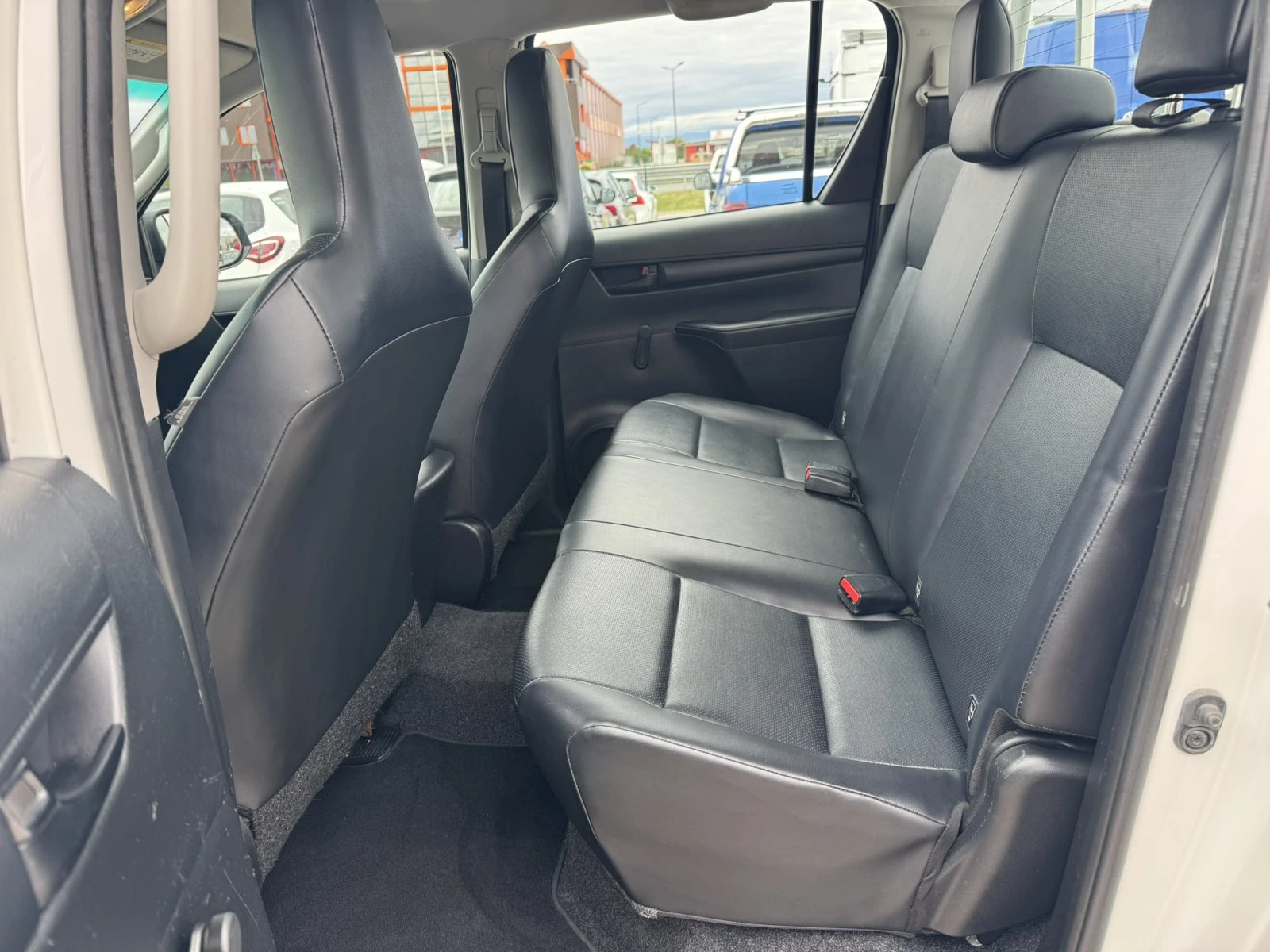 Toyota Hilux 2.4D 4X4 72 000 KM, снимка 12 - Автомобили и джипове - 54589073