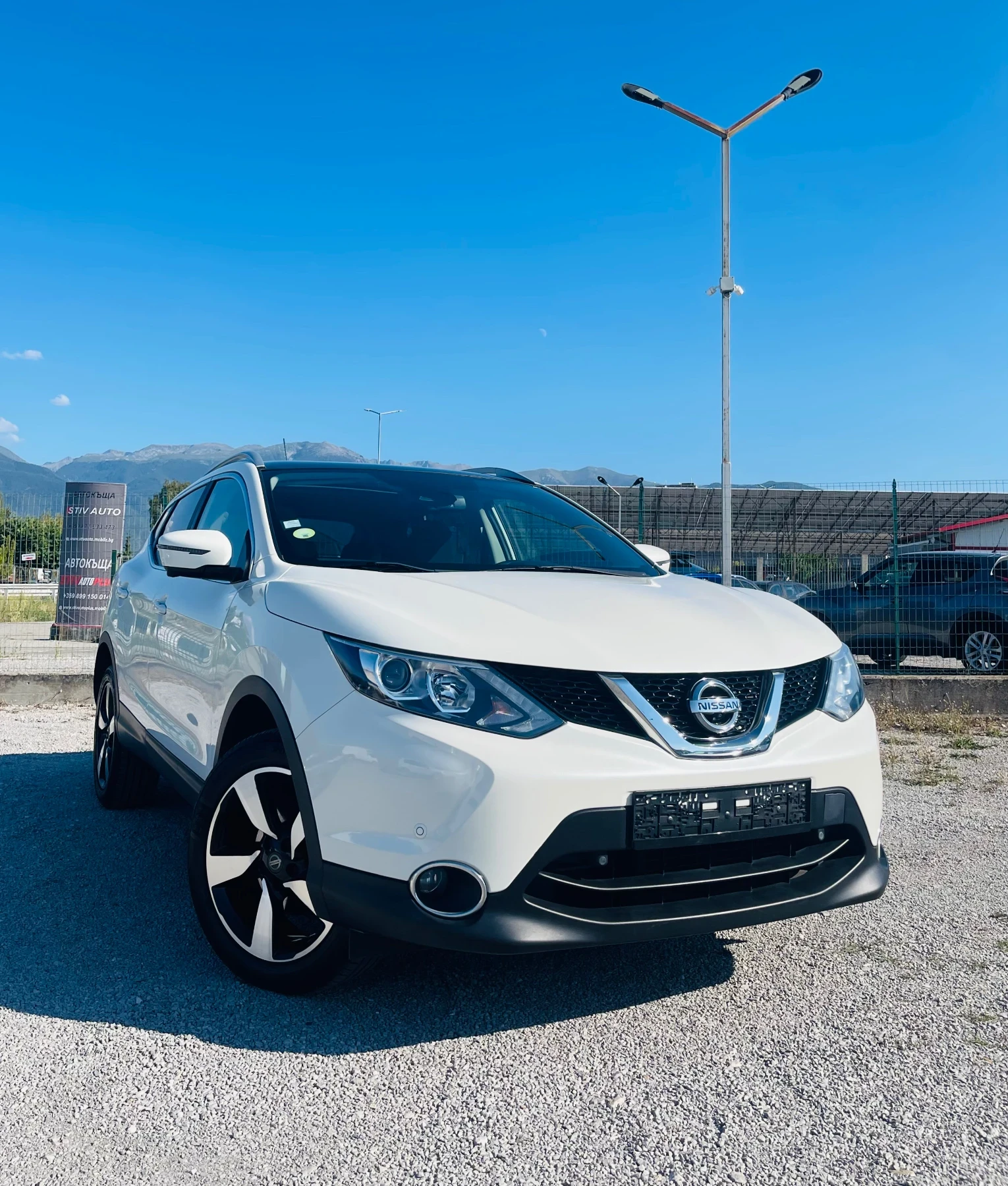 Nissan Qashqai 1.6 dci* EURO6* Панорама* Камера 360* Сервиз истор, снимка 3 - Автомобили и джипове - 55754963