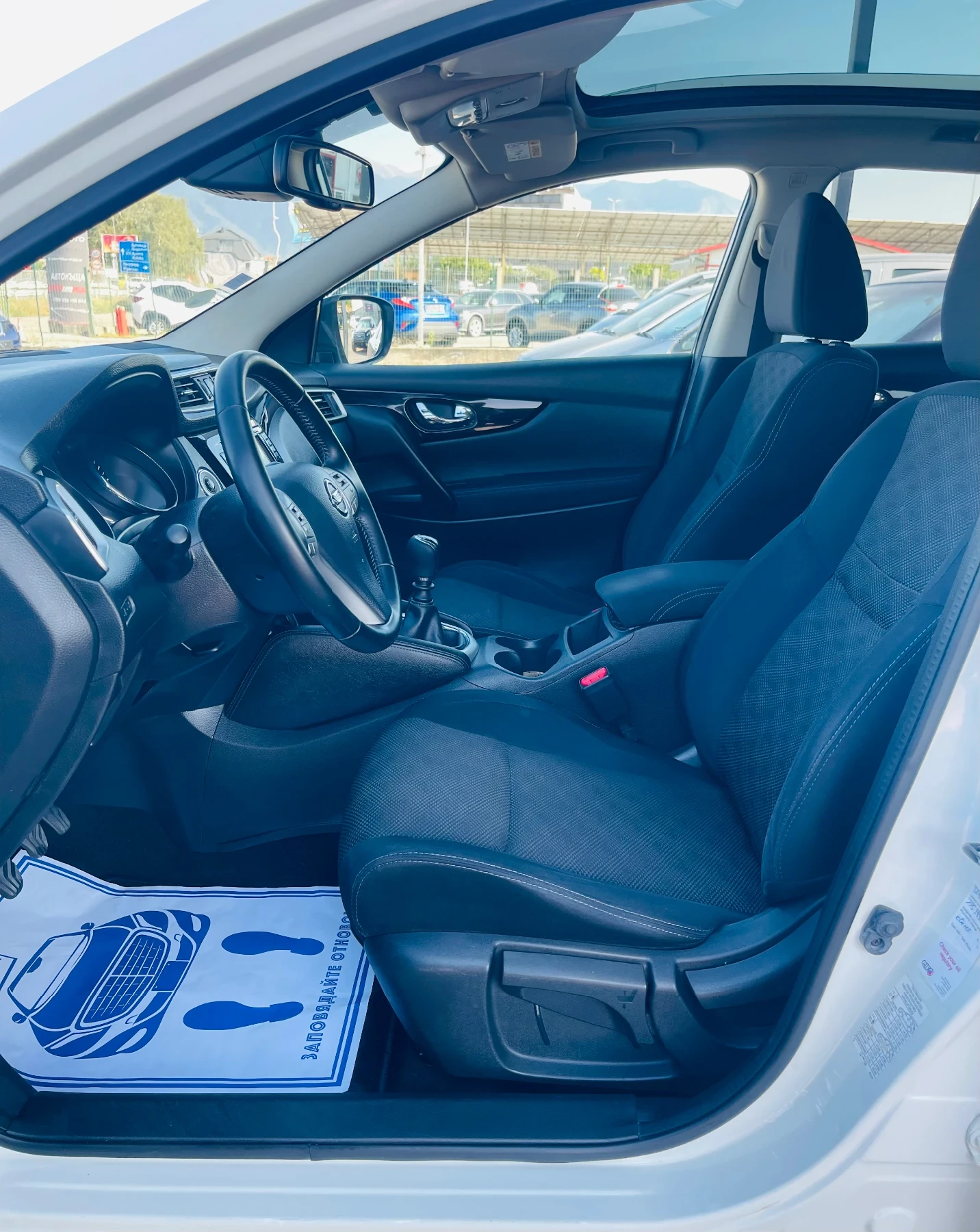Nissan Qashqai 1.6 dci* EURO6* Панорама* Камера 360* Сервиз истор, снимка 9 - Автомобили и джипове - 55754963