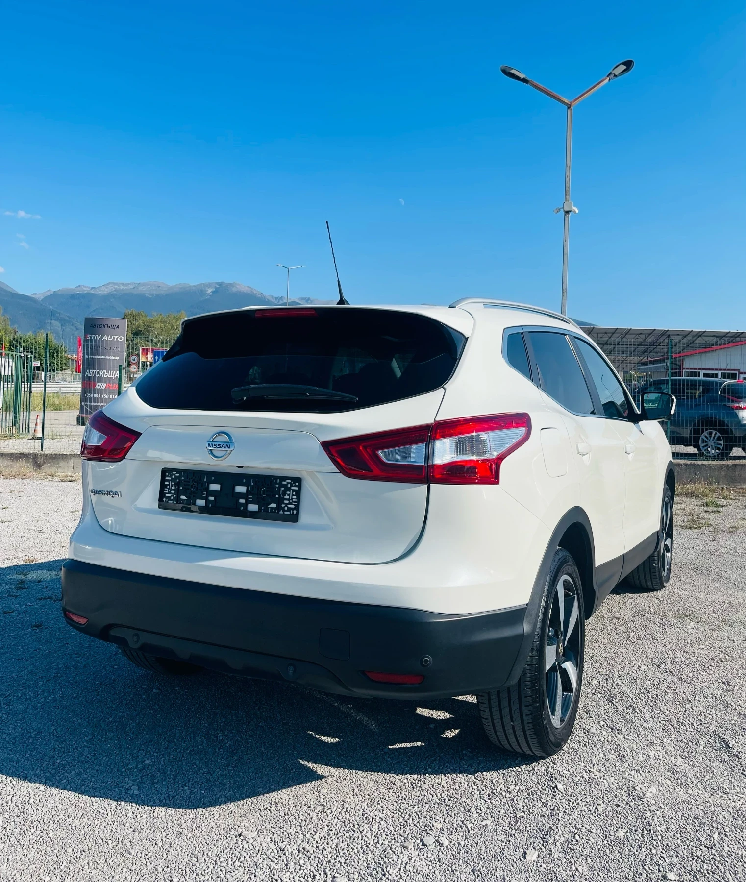 Nissan Qashqai 1.6 dci* EURO6* Панорама* Камера 360* Сервиз истор, снимка 5 - Автомобили и джипове - 55754963