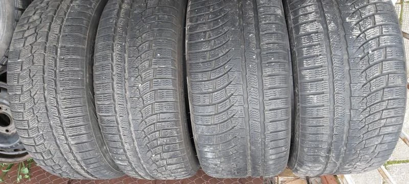 Гуми Зимни 275/40R19, снимка 1 - Гуми и джанти - 31140827