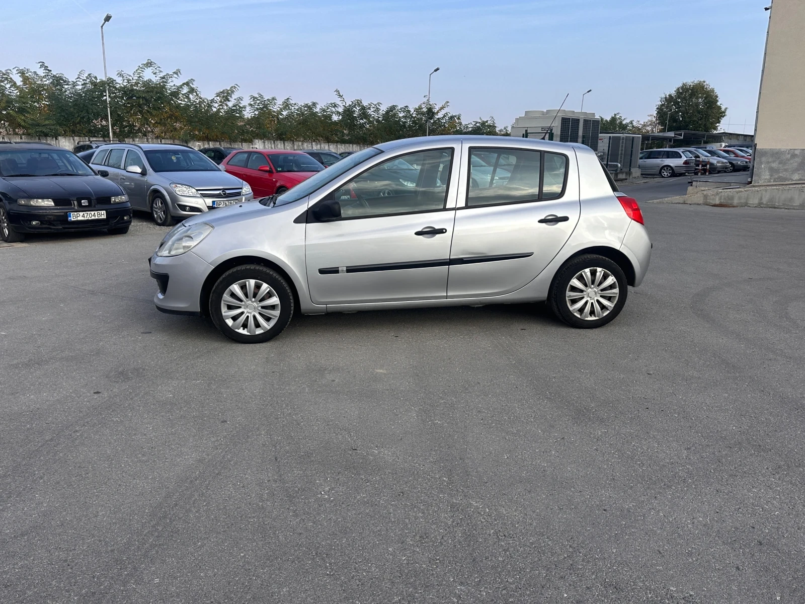 Renault Clio 1.2i - КЛИМАТИК - РЕАЛНИ КИЛОМЕТРИ - изображение 8