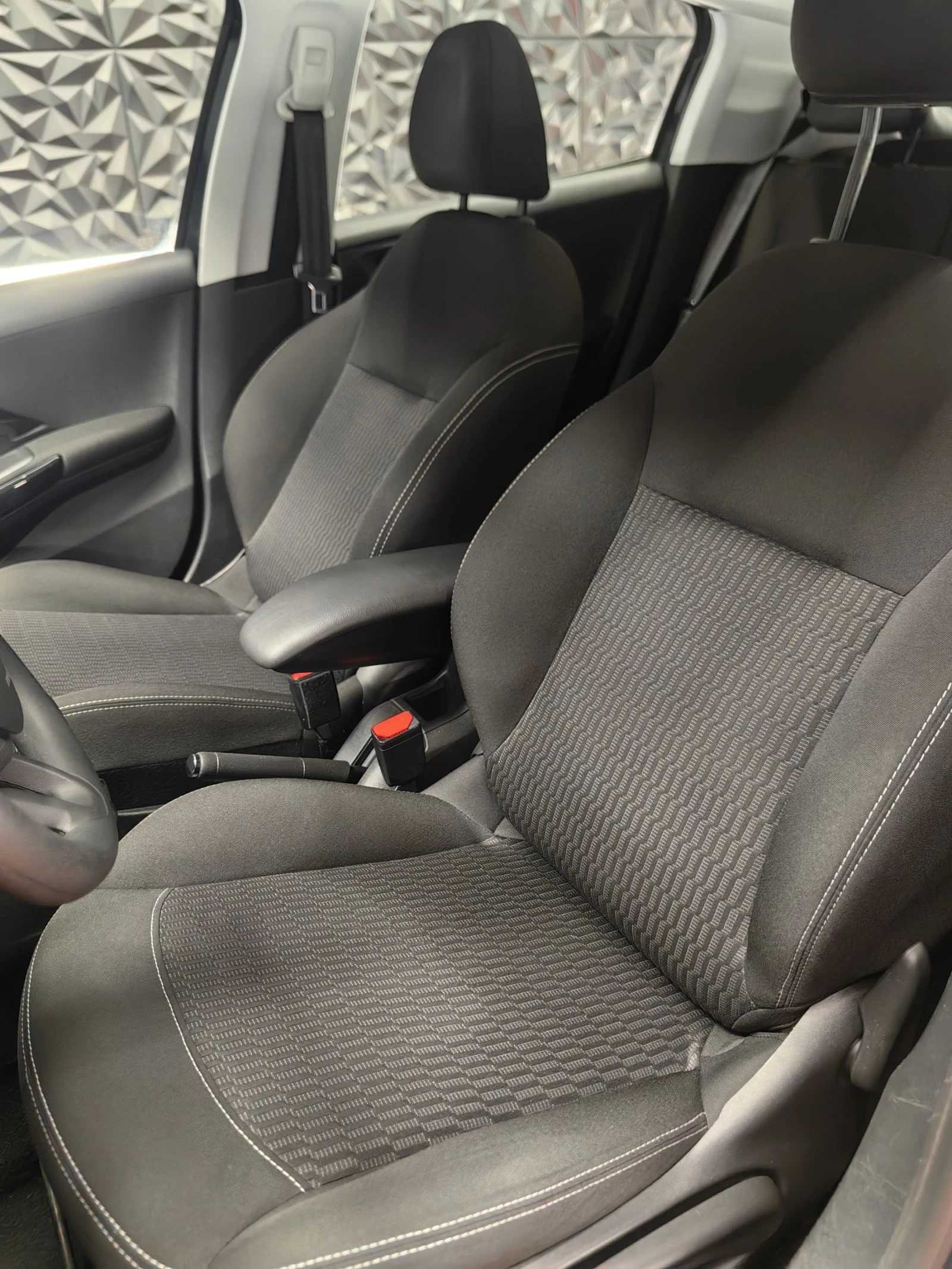 Peugeot 208 1.2* FACELIFT* PURETECH* 148000КМ* НАВИ* ПАРК* ТЕМ, снимка 11 - Автомобили и джипове - 54566685