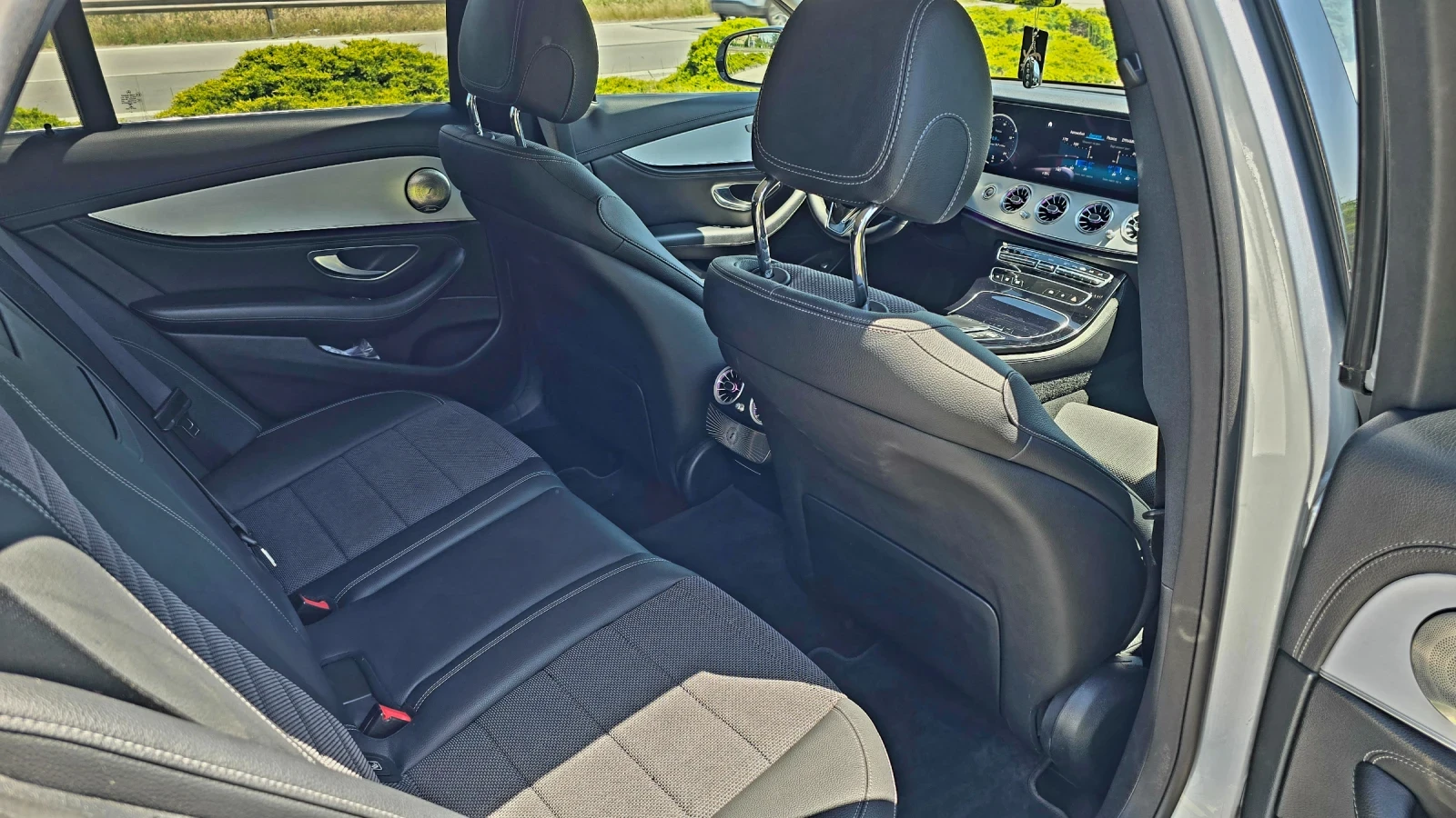 Mercedes-Benz E 220 W213 facelift/LED/ WIDESCREEN/ ///AMG, снимка 8 - Автомобили и джипове - 54770201