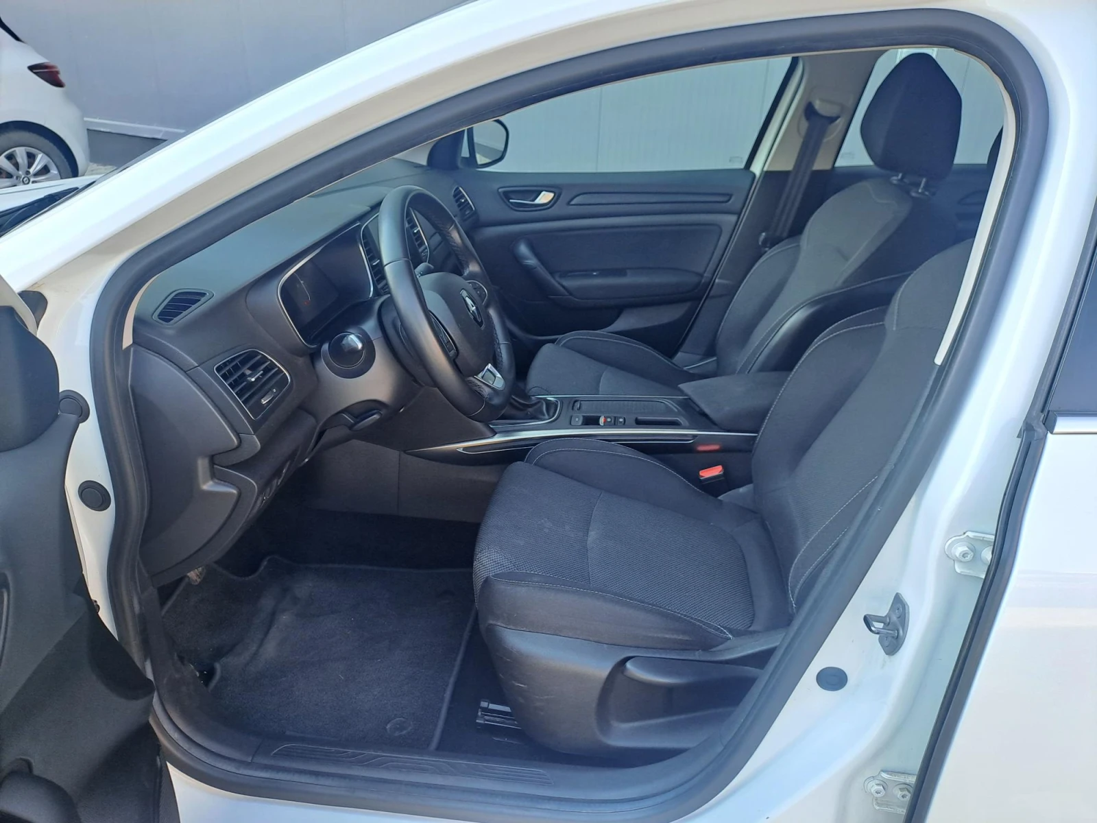 Renault Megane 1.3 TCe Life 140к.с. Супер Лятна разпродажба, снимка 9 - Автомобили и джипове - 55577297