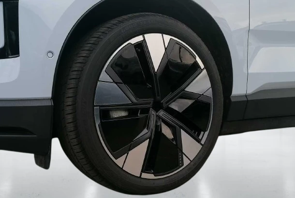 Volvo EX30 = Performance = Ultra Гаранция, снимка 3 - Автомобили и джипове - 55099588