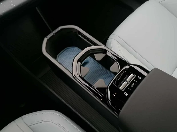 Volvo EX30 = Performance = Ultra Гаранция, снимка 9 - Автомобили и джипове - 55099588