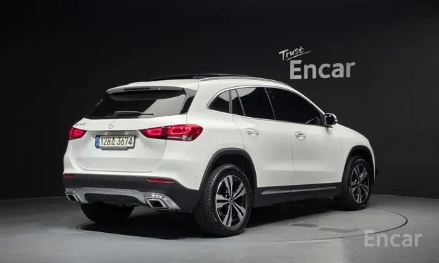 Mercedes-Benz GLA 220 * ПАНОРАМА * KEYLESS * DRIVER ASSIST * , снимка 3 - Автомобили и джипове - 55955974