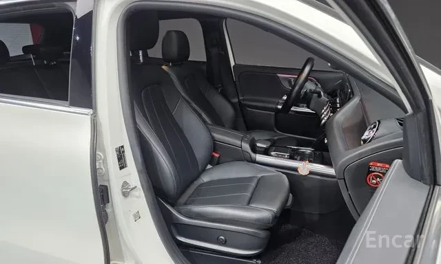 Mercedes-Benz GLA 220 * ПАНОРАМА * KEYLESS * DRIVER ASSIST * , снимка 11 - Автомобили и джипове - 55955974