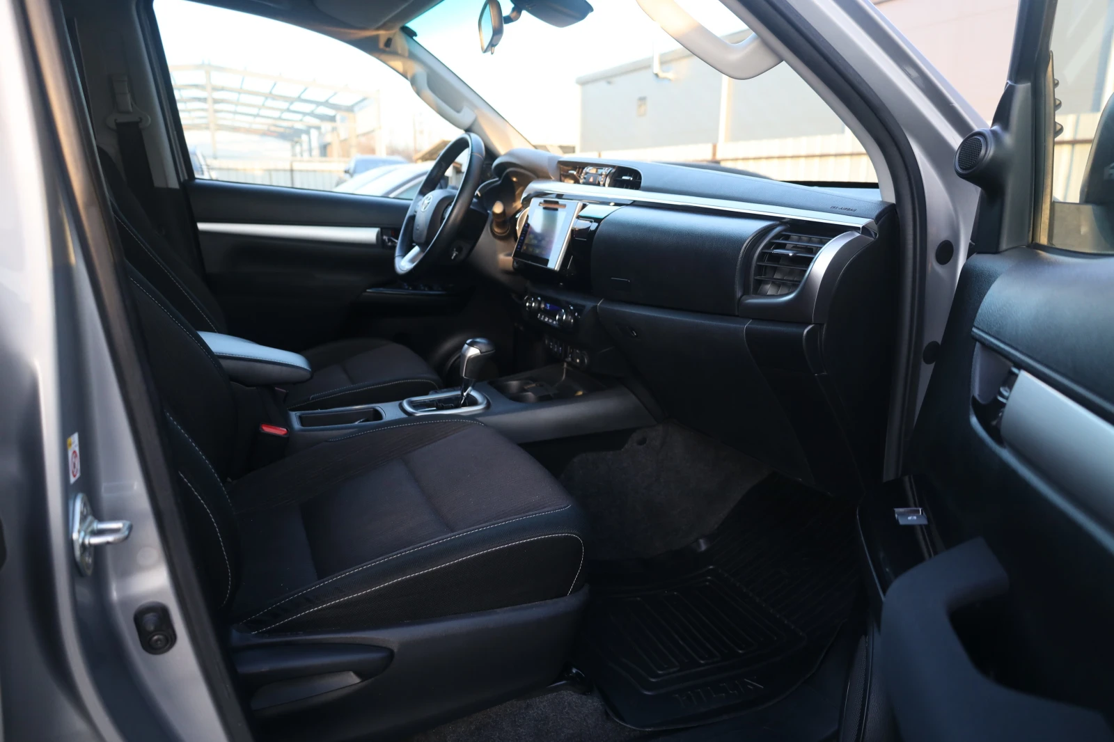 Toyota Hilux 2.4 D-4D 4x4 DoubleCAB KeyGO KAM Xenon SzH 35Kkm , снимка 7 - Автомобили и джипове - 53782957