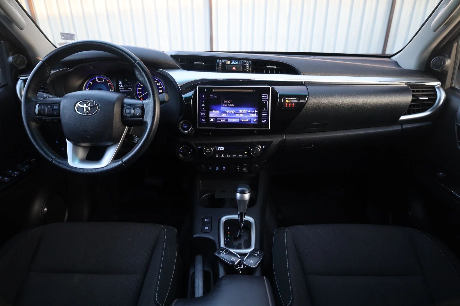 Toyota Hilux 2.4 D-4D 4x4 DoubleCAB KeyGO KAM Xenon SzH 35Kkm , снимка 12 - Автомобили и джипове - 53782957