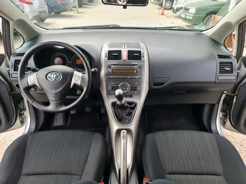 Toyota Auris 1.6 VVTI Автопилот Климатроник, снимка 12 - Автомобили и джипове - 48074724