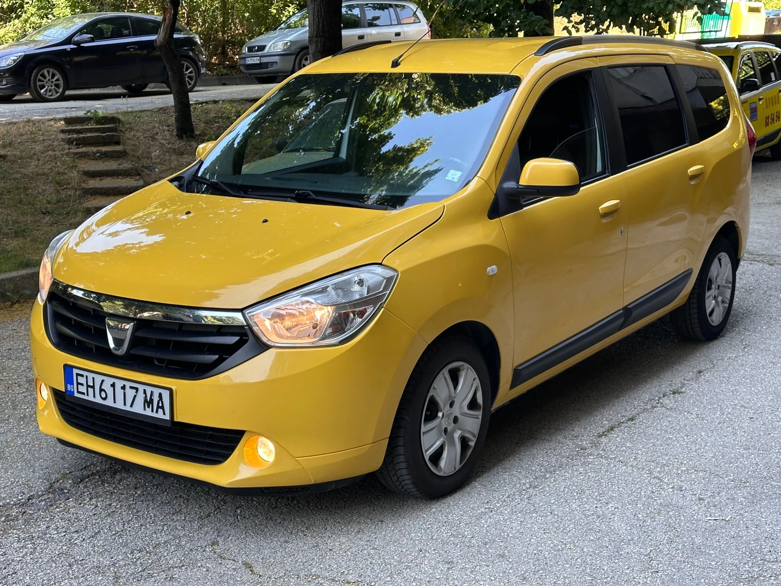 Dacia Lodgy 1.6i* Газ* Клима* Кожа, снимка 2 - Автомобили и джипове - 55065116